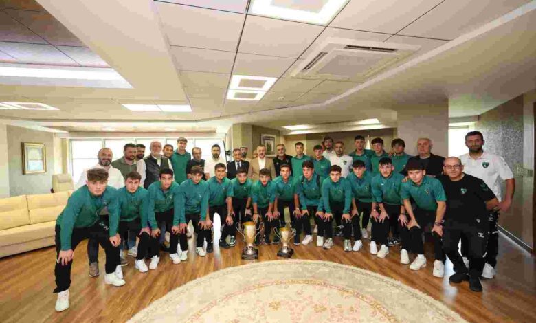 Kocaelispor’un şampiyon gençleri Büyükakın’a ziyarete geldi