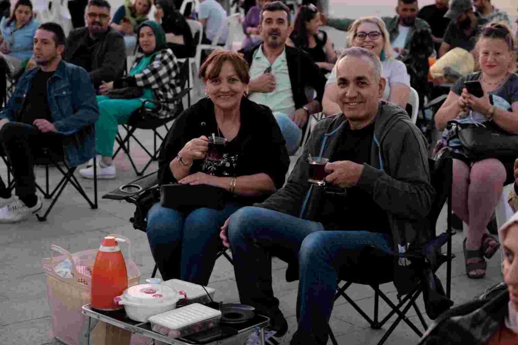 Oda Orkestrası çaldı şarkılar birlikte söylendi