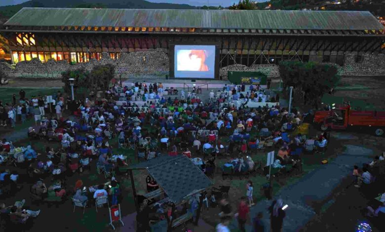 Açık Havada Film Gösterimine Yoğun İlgi