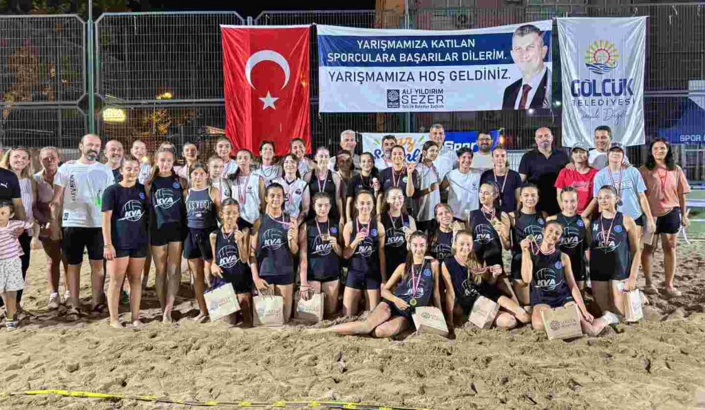 PLAJ VOLEYBOLUNDA MİNİK SPORCULARDAN BÜYÜK MÜCADELE