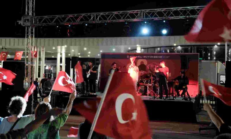 Zafer meşalesi Milli İrade Meydanı’nda yakıldı