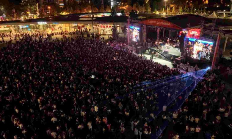 Meydanda “Zafer” coşkusu