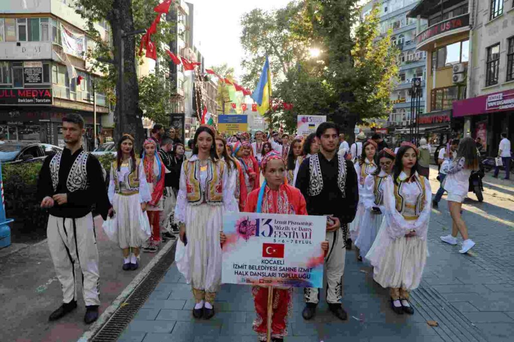 13. Uluslararası İzmit Pişmaniye Müzik ve Dans Festivali kortejle başladı