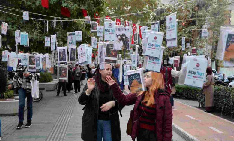 Kocaeli’de gelenek bozulmadı, kitaplar yine ilk ağaçlarda açtı!