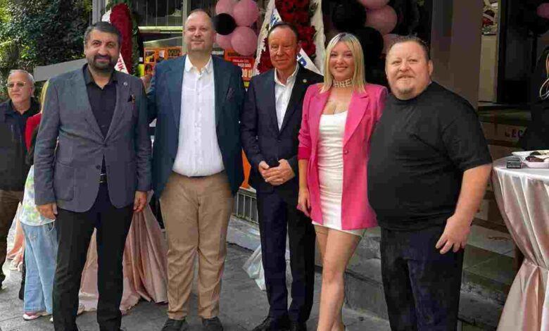 Eşlerden çifte dükkan açılışı