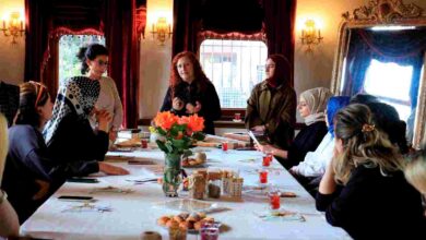 Konak güllerinin kâğıttaki izleri büyüledi