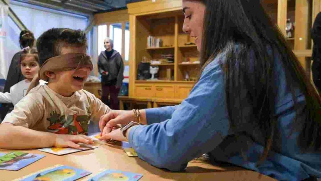 Çocuklar yorgunluklarını “Okula Bi’ Mola”da atıyor
