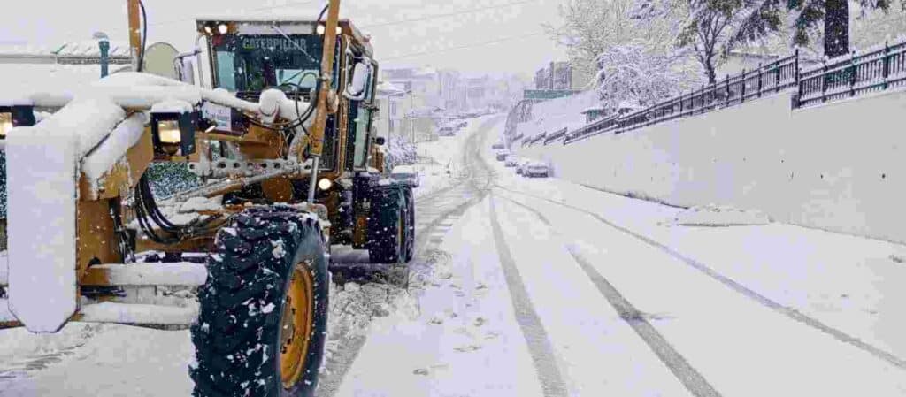 İzmit Belediyesi kar mesaisinde!