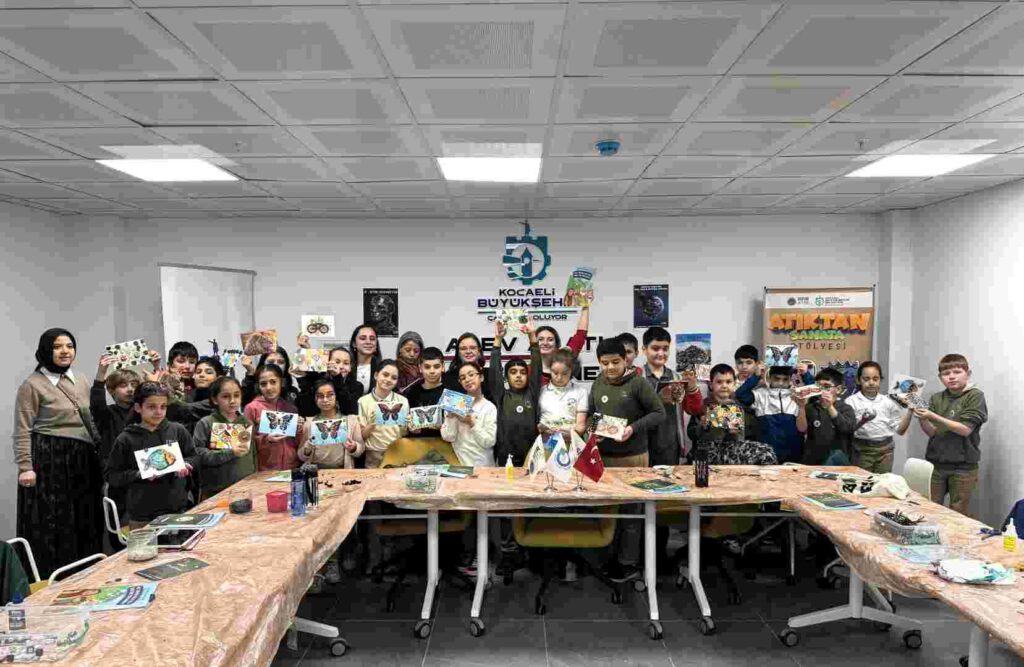 Atık malzemeleri sanata dönüştürdüler