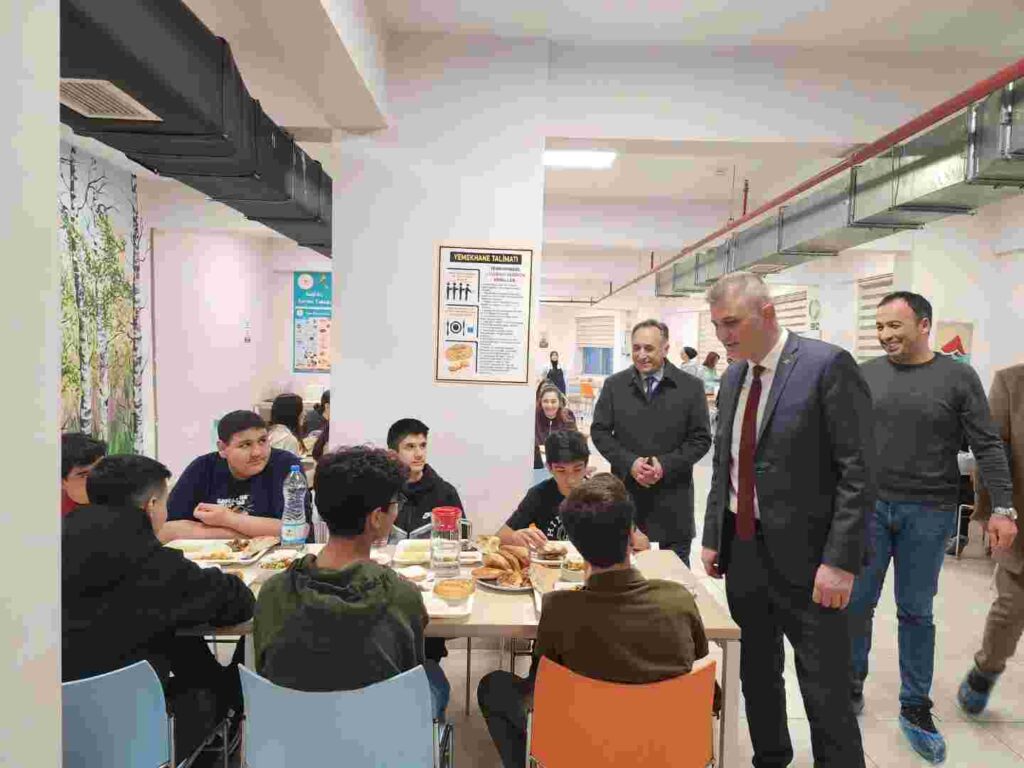 Başkan Sezer Ramazan Bereketini Gölcüklülerle Paylaşıyor