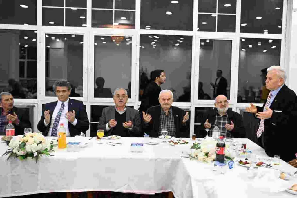 Eski Başkanlar İftar Sofrasında Bir Araya Geldi