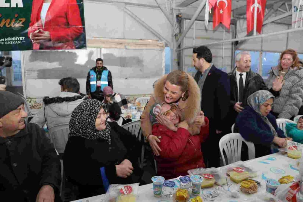 Fatma Başkan, halk iftarında Ayazmalılarla buluştu