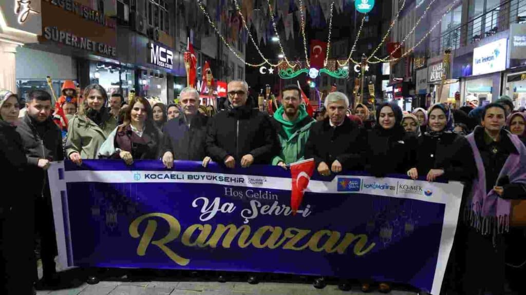 Gebze, Ramazan'a özel "Fener Alayı" ile aydınlandı