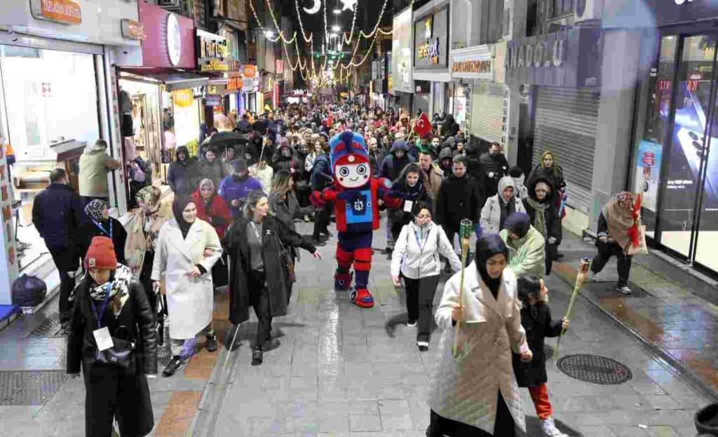 Gebze, Ramazan'a özel "Fener Alayı" ile aydınlandı