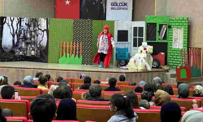 Gölcük'te Çocuklara Özel Sahne Etkinlikleri Dolu Dolu Geçiyor