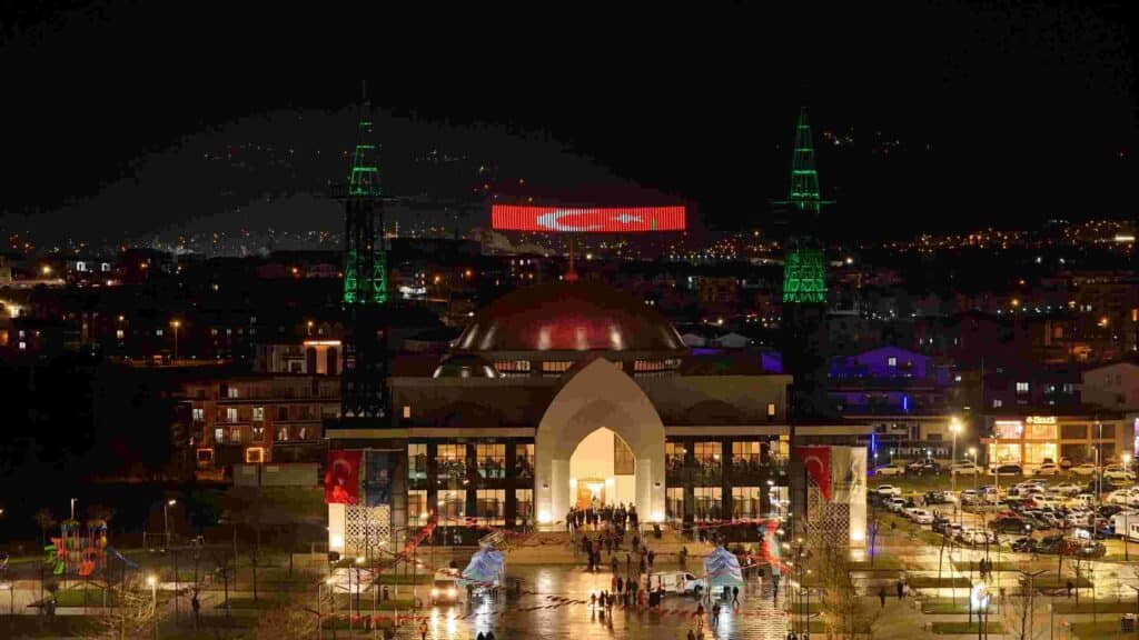 İlk teravih namazında dolup taştı