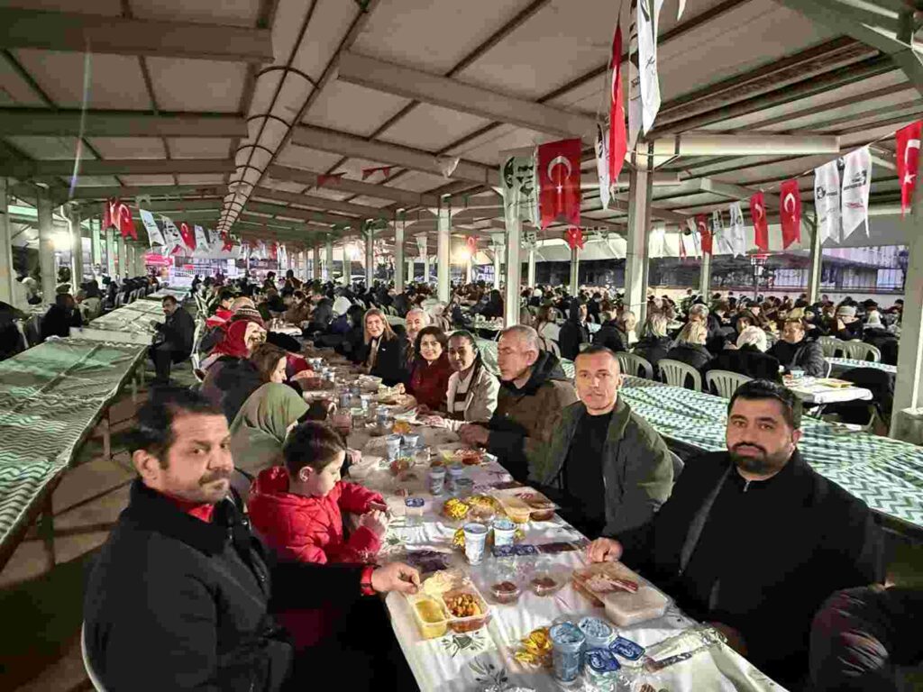 İzmit Belediyesi, dayanışma sofrasını Plajyolu’nda kurdu