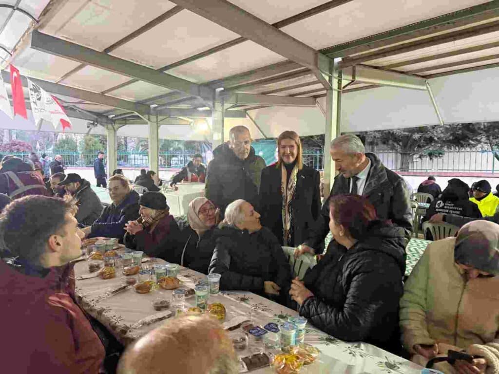 İzmit Belediyesi, dayanışma sofrasını Plajyolu’nda kurdu