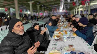 İzmit Belediyesi, dayanışma sofrasını Plajyolu’nda kurdu