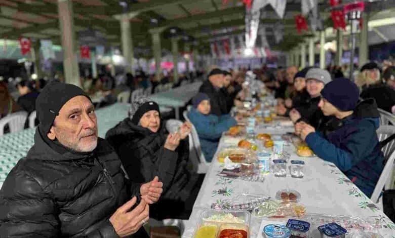 İzmit Belediyesi, dayanışma sofrasını Plajyolu’nda kurdu