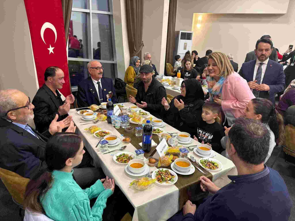 İzmit Belediyesi, şehit aileleri ve gazilerle iftar sofrasında buluştu