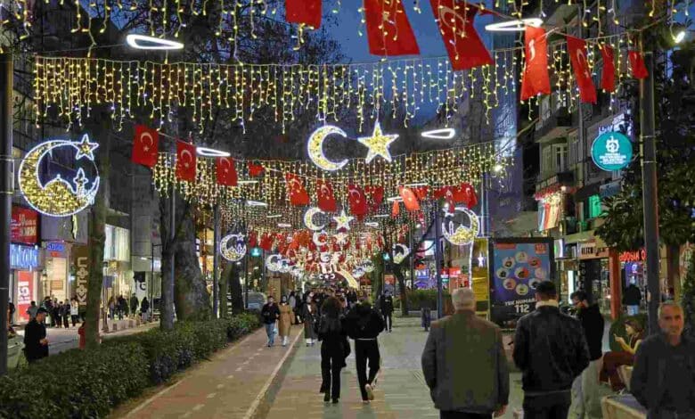 İzmit, Ramazan’ı ışıl ışıl karşılıyor