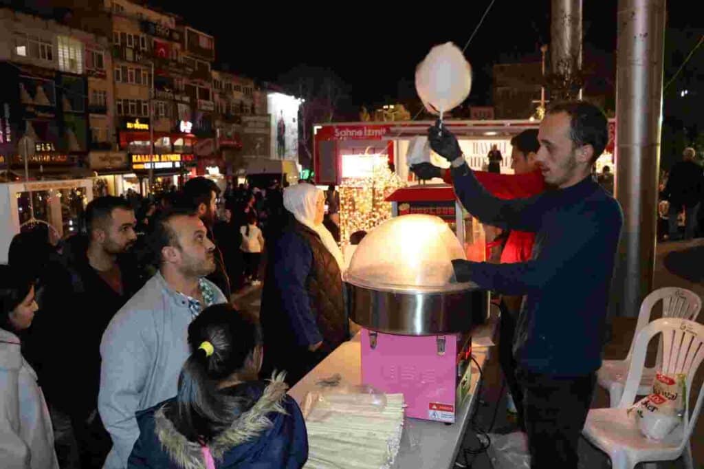İzmit’teki Ramazan ayı etkinliklerinde çocuklara doyasıya eğleniyor