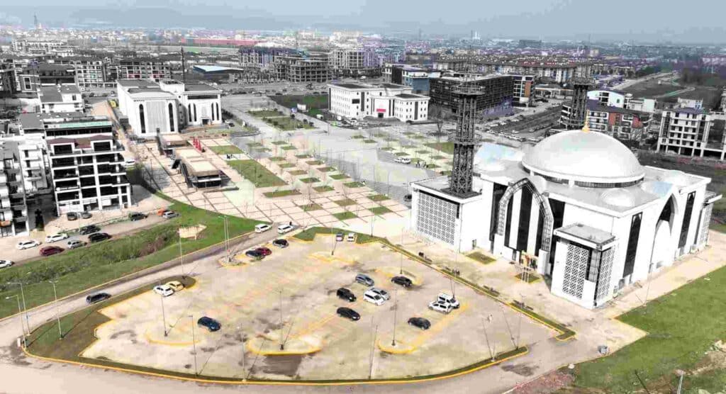 Kartepe Kent Meydanı Camii ilk teravihle açılıyor