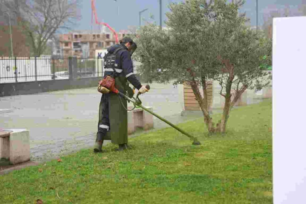 Kartepe’de Yeşil Alanlara Düzenli Bakım