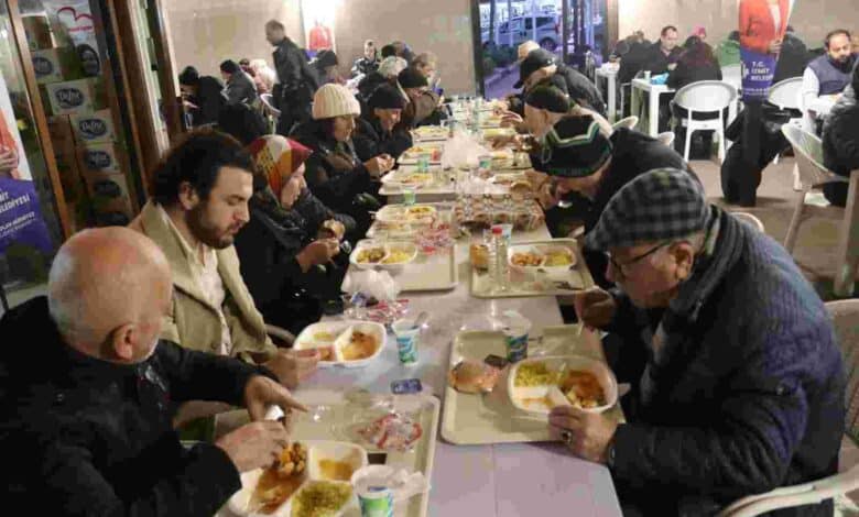 Kent Lokantalarında ücretsiz iftar hizmeti sürüyor