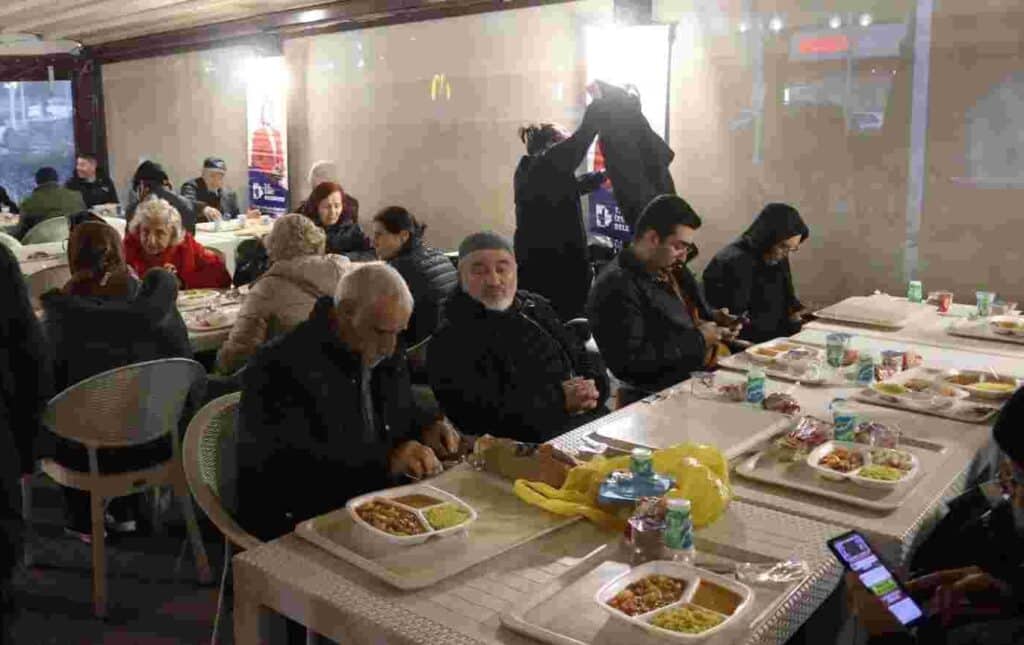 Kent Lokantalarında ücretsiz iftar hizmeti sürüyor