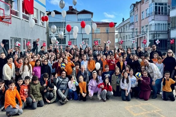 OYAK Çimento “Renkli Yakalar” ile Geleceği Güzelleştiriyor