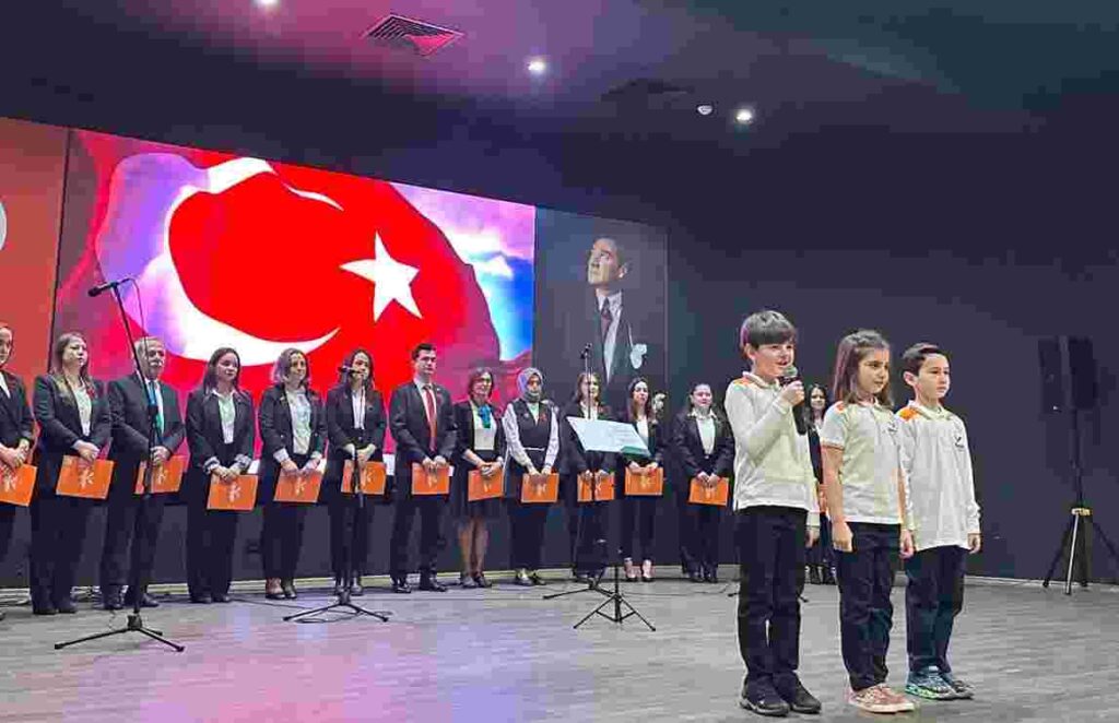 Özel Körfezim Eğitim Kurumları’ndan Vatan ve Bayrak Temalı Anlamlı Program