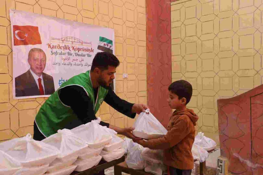 Suriye Rakka’da Büyükşehir’le iftar bereketi