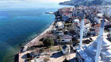 Ulaşlı sahil şeridi fırtınaya karşı yenileniyor