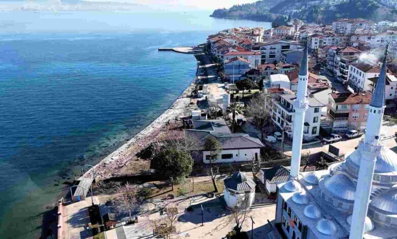 Ulaşlı sahil şeridi fırtınaya karşı yenileniyor