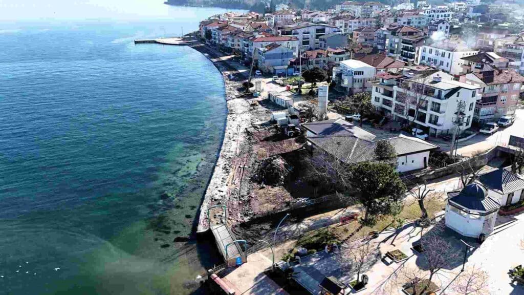 Ulaşlı sahil şeridi fırtınaya karşı yenileniyor   