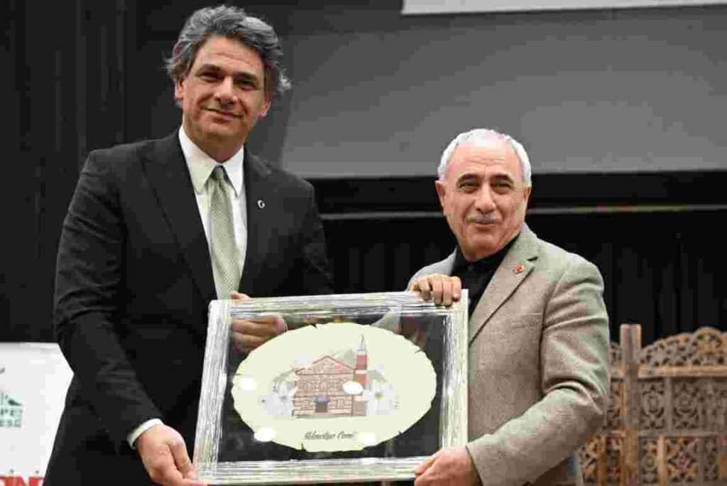 Usta Kalem Nurullah Genç, Kartepe’de Gönüllere Dokundu