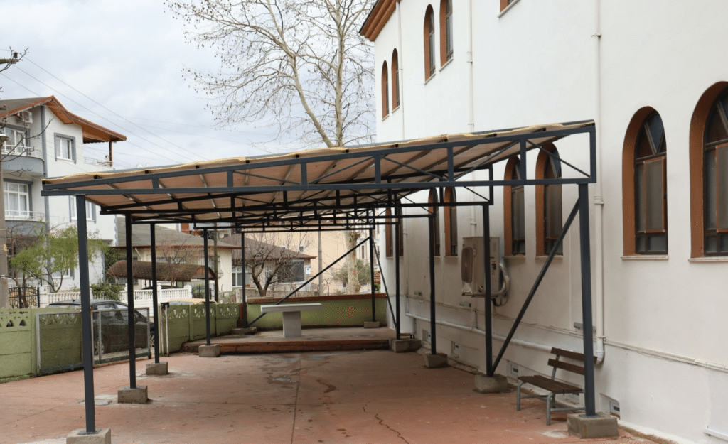 Derince Belediyesi'nden İbadethanelere Sundurma Desteği