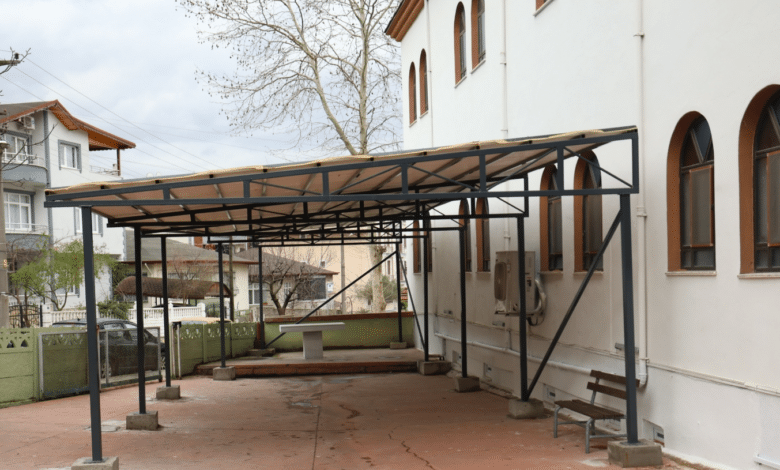 Derince Belediyesi'nden İbadethanelere Sundurma Desteği