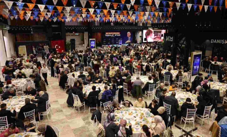 AK Parti iftarında 3 bin kişi aynı sofrada oruçlarını açtı