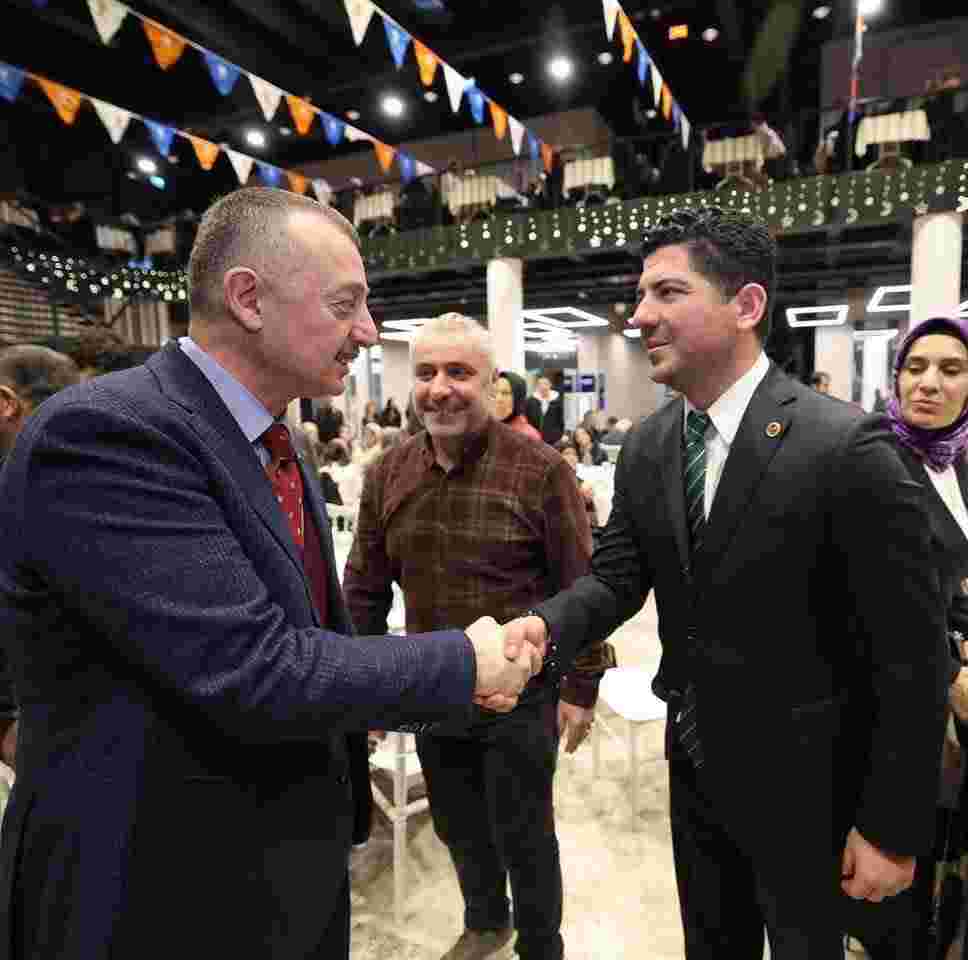 AK Parti iftarında 3 bin kişi aynı sofrada oruçlarını açtı