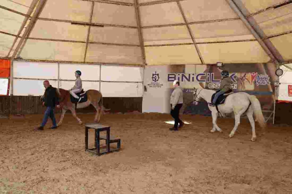 Ara tatilde 230 çocuk binicilikle tanıştı