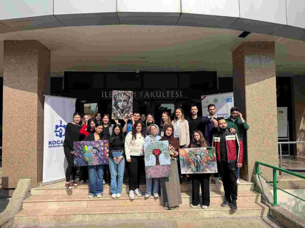 Atıklar KOÜ’de sanata dönüştü