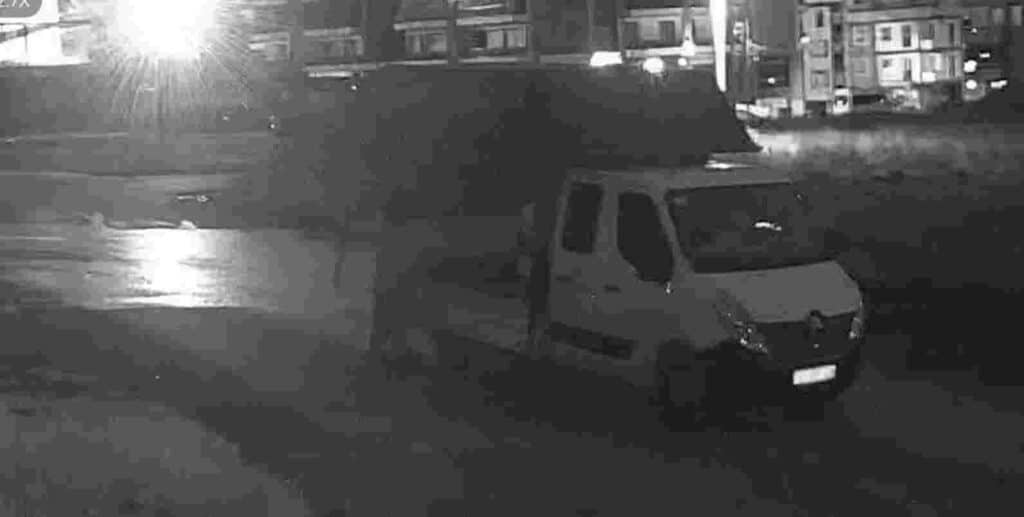 Atıkları attı, fotokapana yakalandı