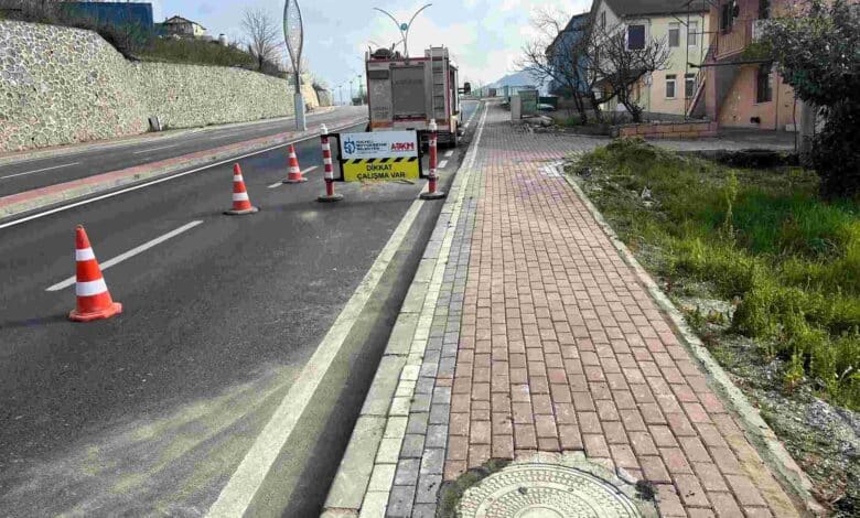 Başiskele'de tretuvar yenileme çalışmaları tama