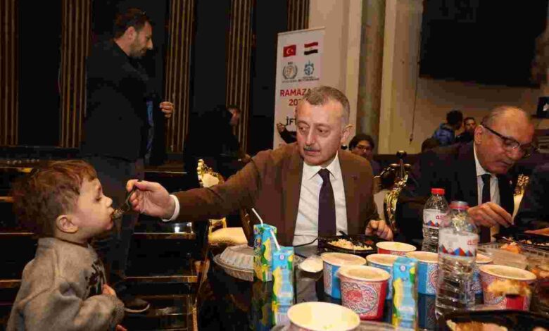 Başkan Büyükakın, Gazzeli ailelerle oruç açtı