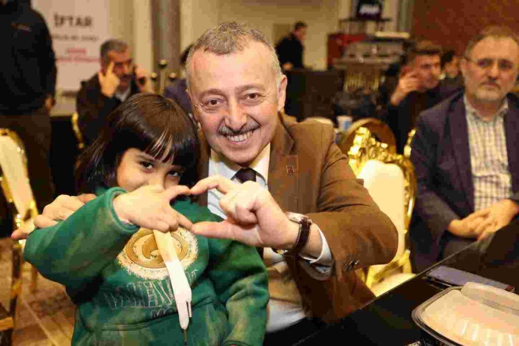 Başkan Büyükakın, Gazzeli ailelerle oruç açtı
