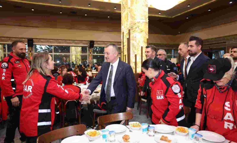 Başkan Büyükakın afet gönüllüleri ile iftar yaptı-