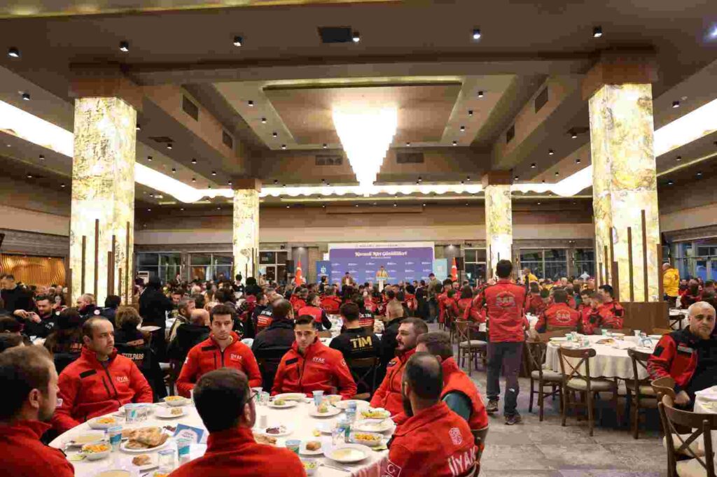 Başkan Büyükakın afet gönüllüleri ile iftar yaptı